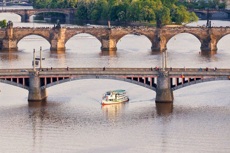 Paseo barco por el río Moldava