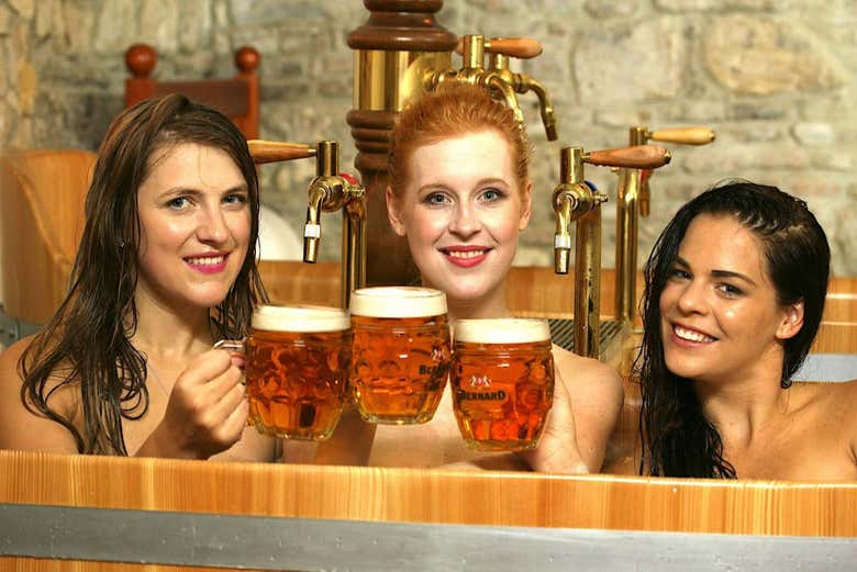 Brindis de cerveza en el spa