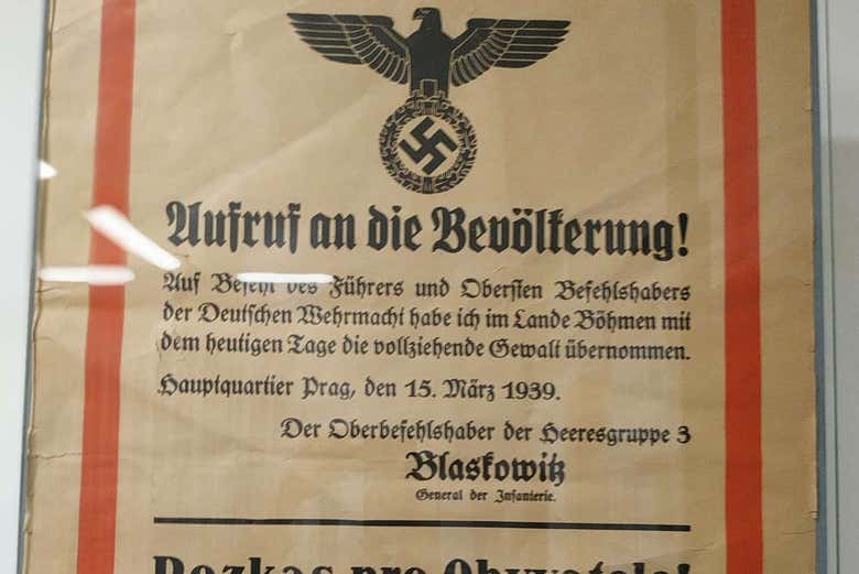 Uno de los carteles del interior de la sede