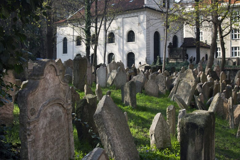 Lápides do cemitério judeu