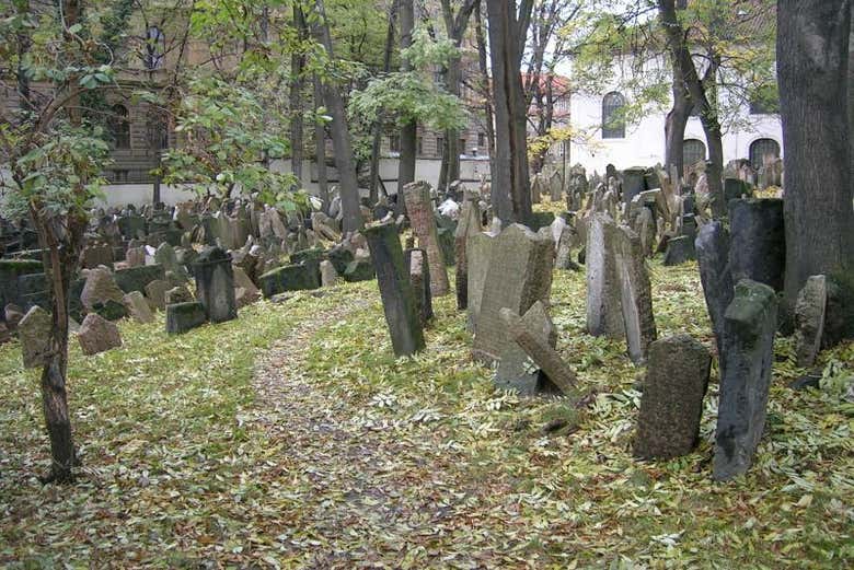 Visitando el cementerio judío de Praga
