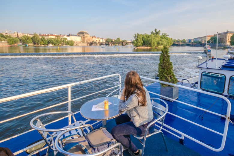 Disfrutando del paseo en barco por Praga