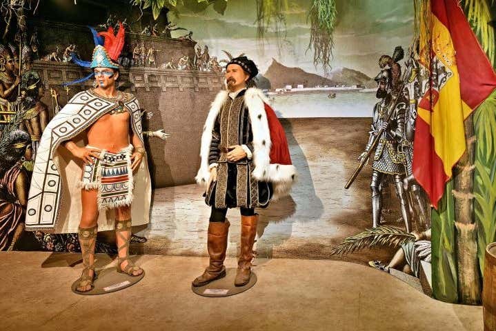 Figuras de personas relevantes en el museo Choco Story