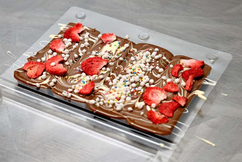 Delicioso trozo de chocolate con fresas