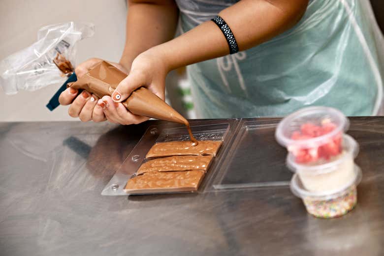 Veréis una demostración de cómo hacer una tableta de chocolate