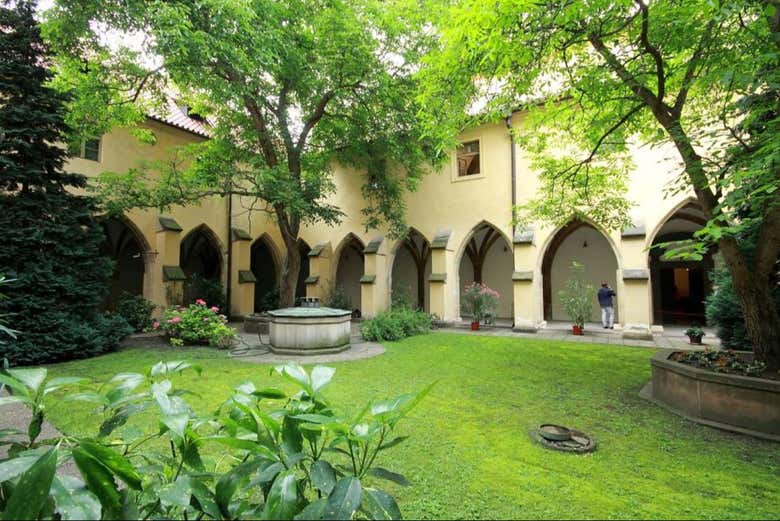 Chiostro del Monastero dei Minoriti e la Basilica di San Giacomo