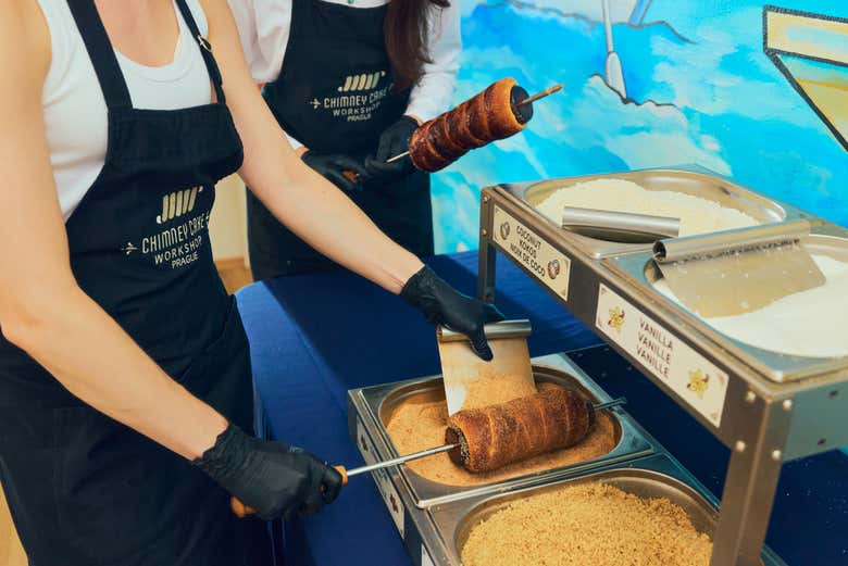 Recubrid vuestro dulce con azúcar, canela y frutos secos
