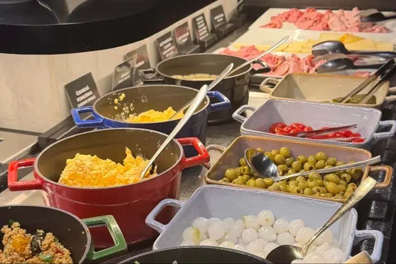 Saboread la variada oferta del buffet caliente y frío