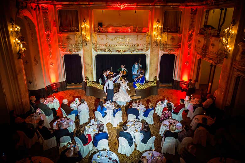 Chanteur et orchestre à l'Académie de Prague