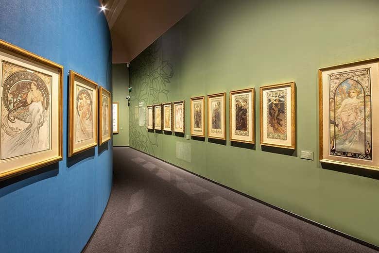 Visitando a iMUCHA Exhibition