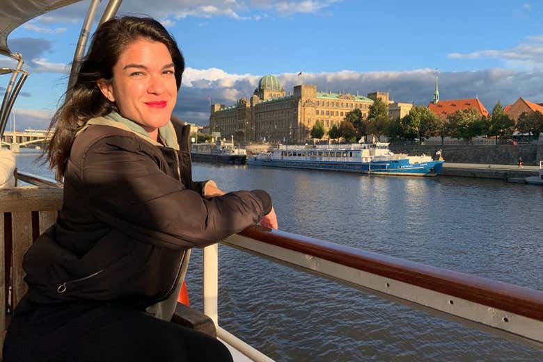 Disfrutando del paseo en barco por el Moldava