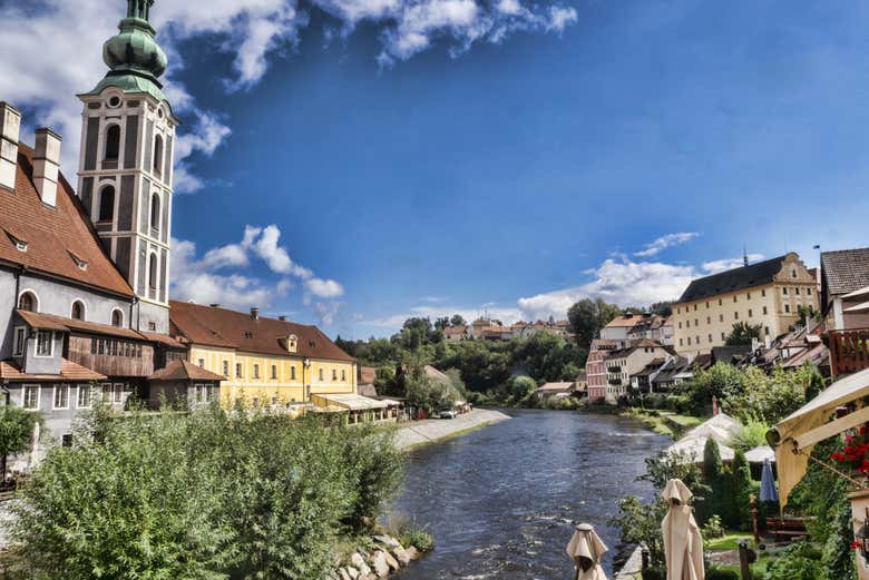 Église de Český Krumlova au bord de la rivière Vltava