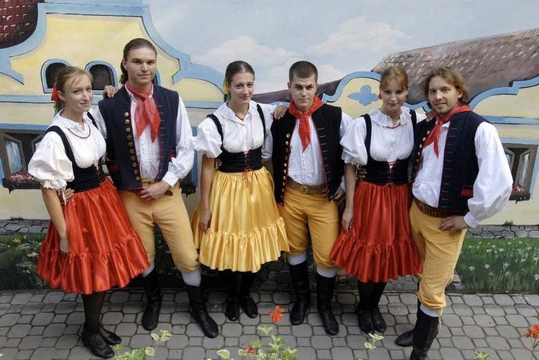 Danseurs avec le costume typique