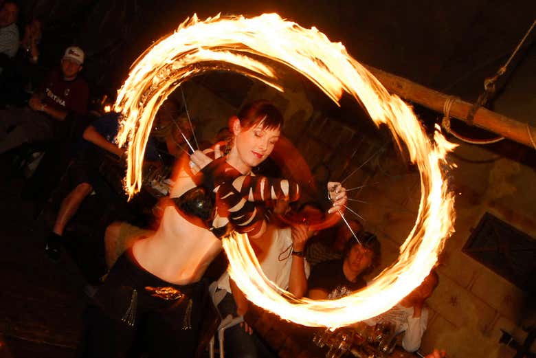 Espectáculo medieval en la taberna con bolas de fuego