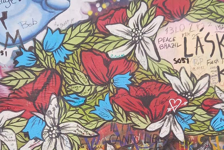 Observez les fresques murales