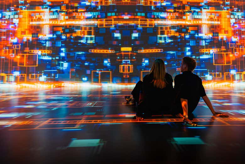 Contemplando la exposición de arte digital