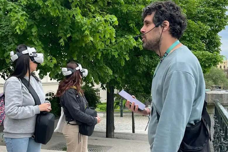 Atendiendo a las explicaciones del guía