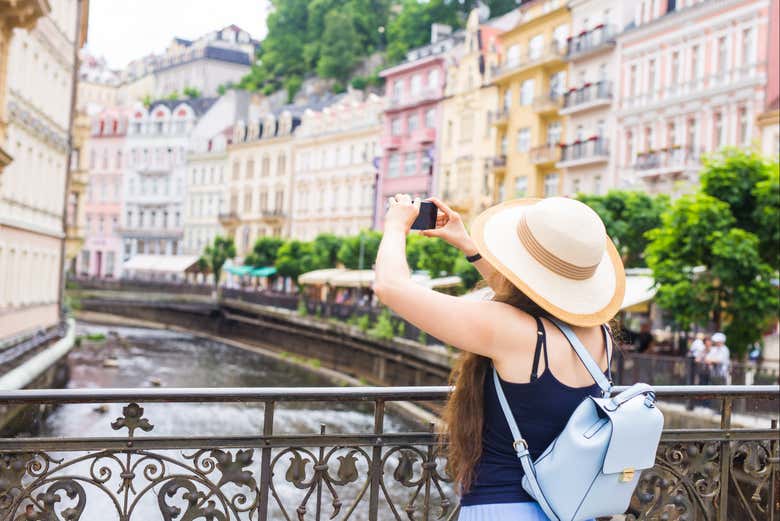 Haciendo fotos en un canal de Karlovy Vary