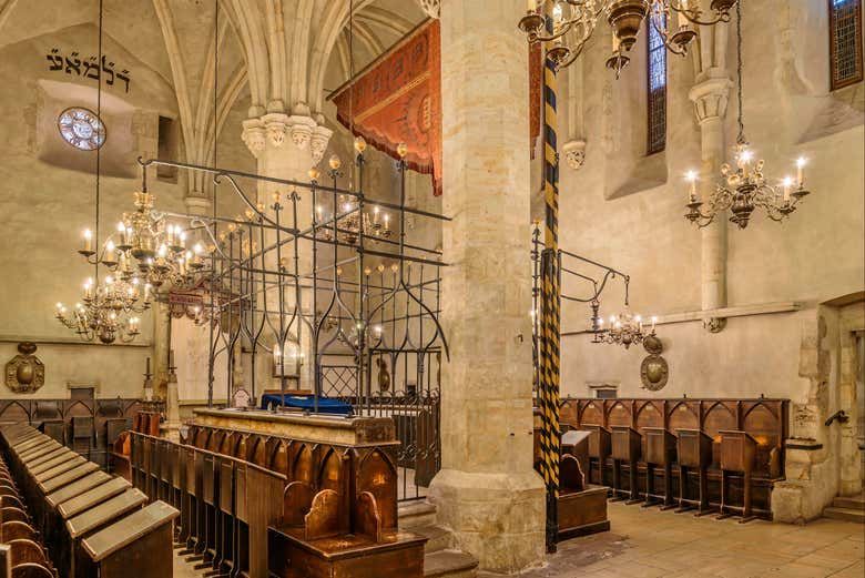 Intérieur de la synagogue vieille-nouvelle de Prague