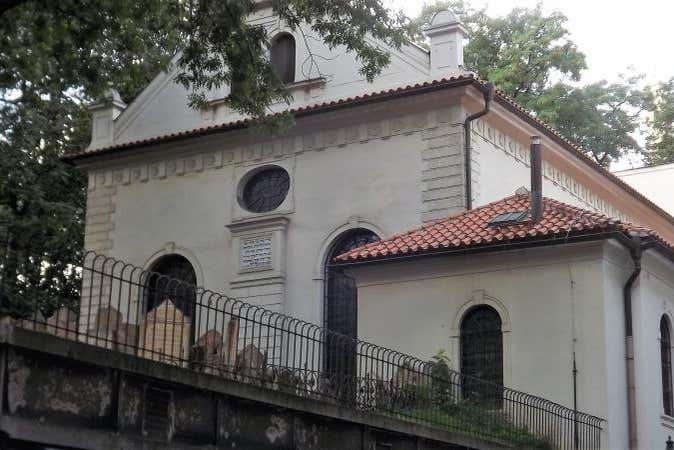 Pass by the Klausen Synagogue, among others