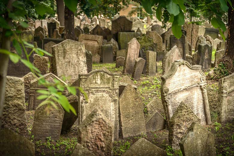 Lapidi nel cimitero del quartiere ebraico