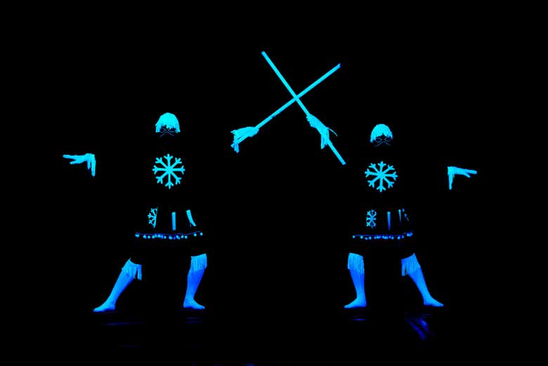 Luchadores en el WOW Show Black Light Theatre