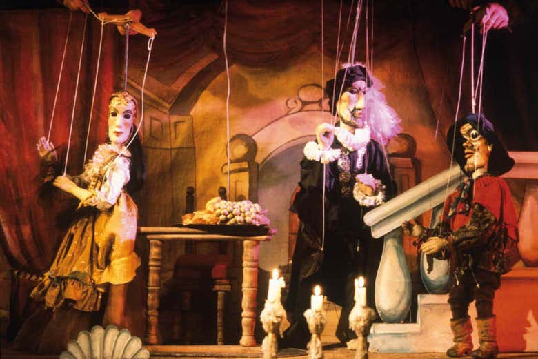 Le marionette indossano abiti del XVIII secolo