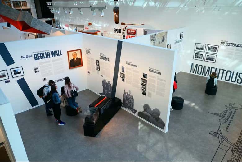 Exposición sobre el Muro de Berlín 