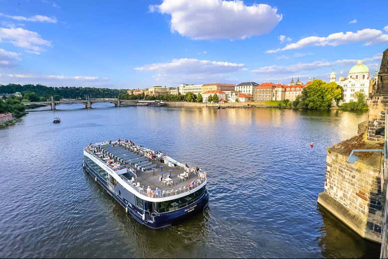 Disfrutando del paseo en barco por Praga