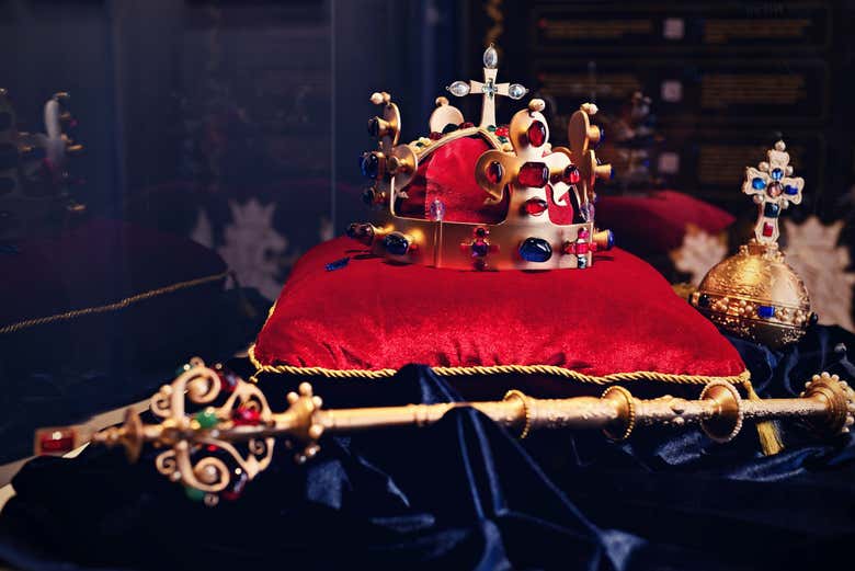 Admirad las réplicas de las joyas de la corona