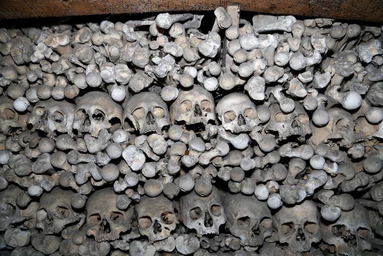 Ossements à l'intérieur de la chapelle de Tous-les-Saints