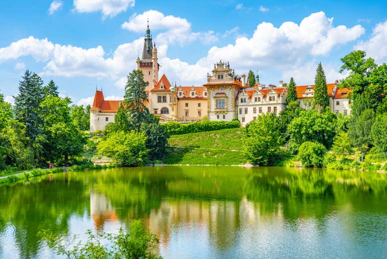 El Palacio de Průhonice se halla rodeado de vegetación