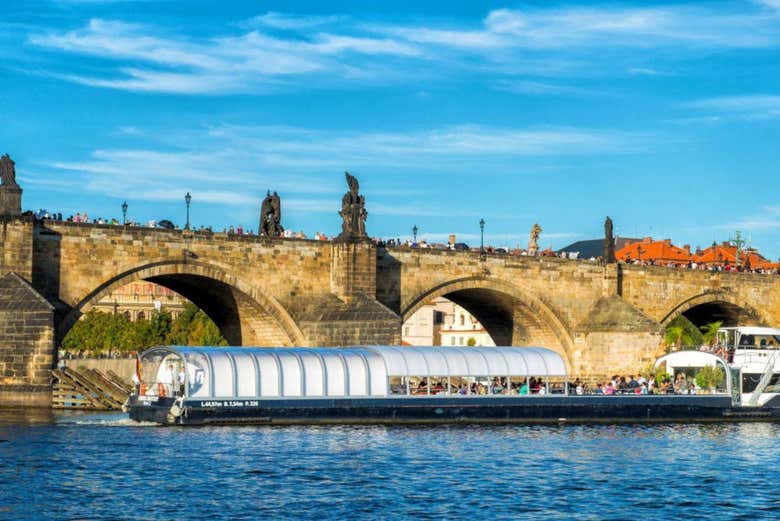 Panorámica del barco junto al Puente de Carlos