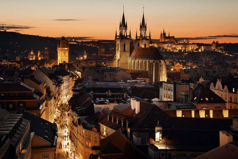 Vue panoramique de Prague de nuit