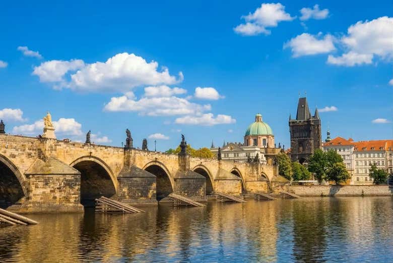 El Puente de Carlos cruza el río Moldava