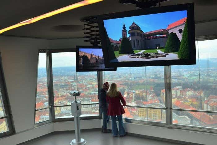 Contemplando las vistas de Praga desde el mirador