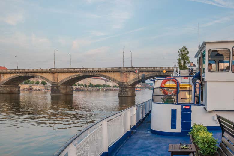 Paseo en barco por el río Moldava