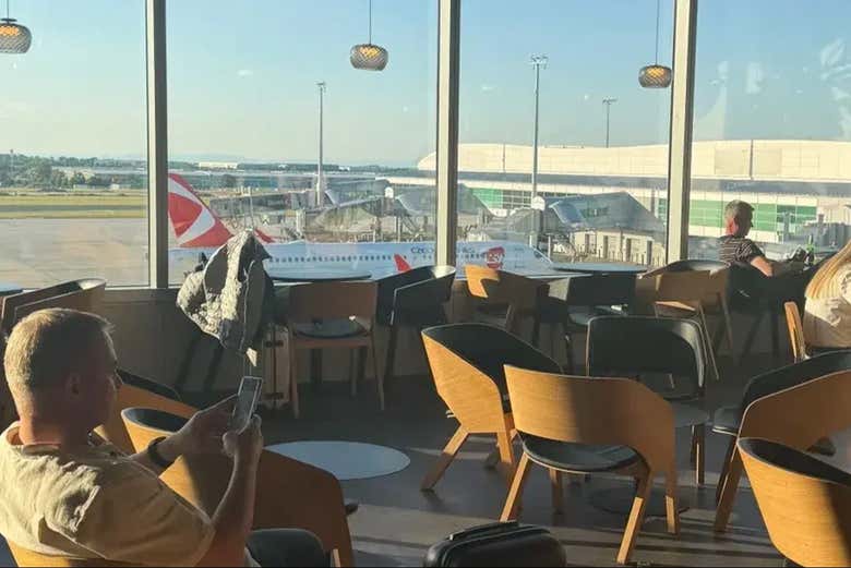 Relajaos en cómodos sillones con vistas a la pista de vuelo