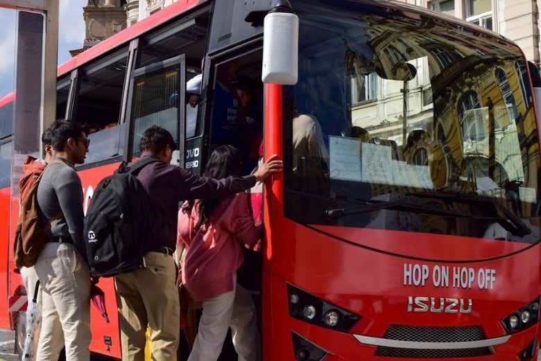 Subiendo al autobús turístico