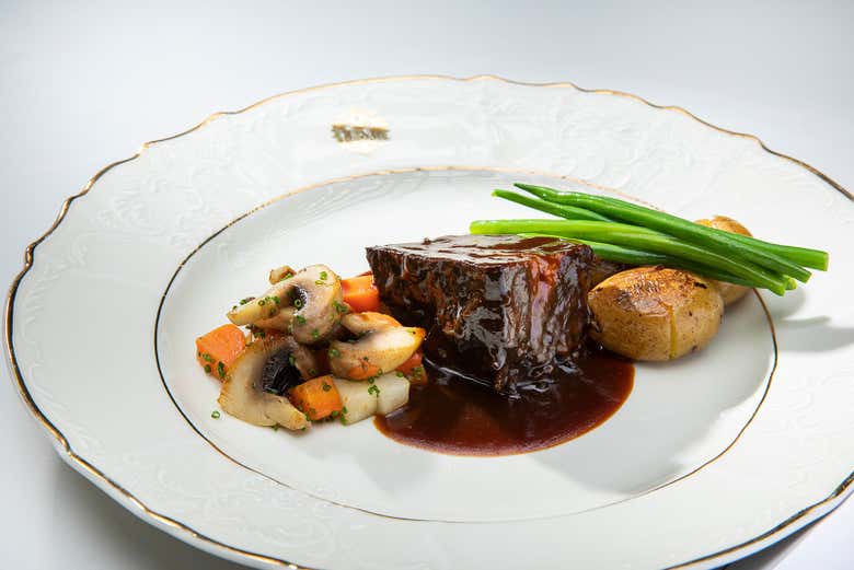 Prato de carne assada com verduras