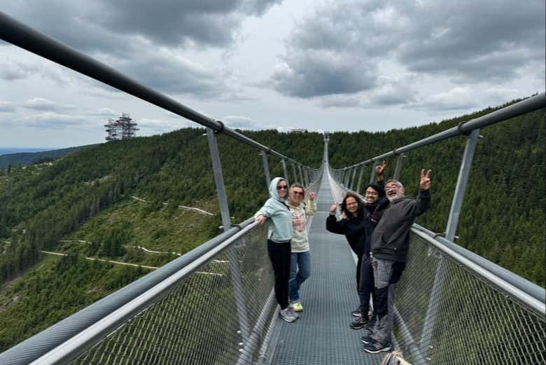 Sonriendo con preciosas vistas de fondo
