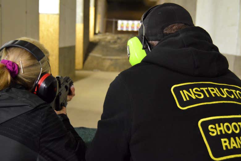 Instructor en las prácticas de tiro