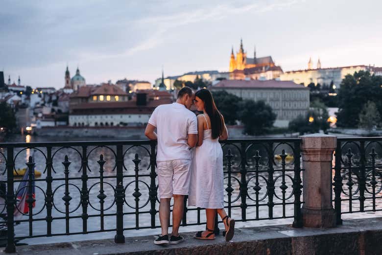 Momento romántico en el puente de Carlos