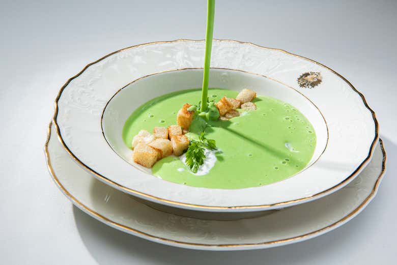 Sopa de ervilha com croutons amanteigados