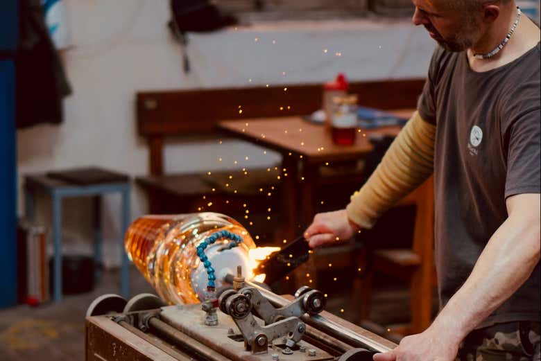 Observez les artisans à l'œuvre