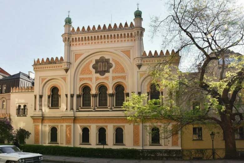 Admire the Spanish Synagogue