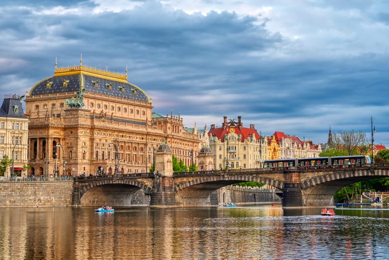 Admirando la belleza del Teatro Nacional de Praga