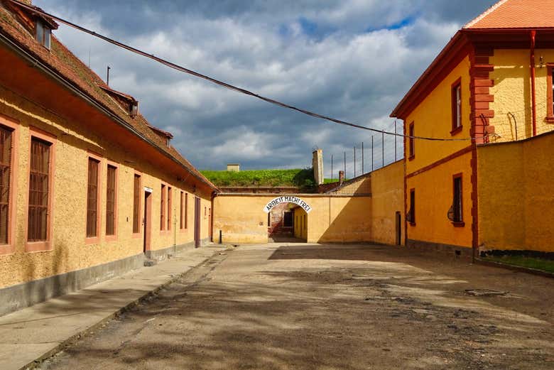 Uma das entradas do campo de concentração de Terezin