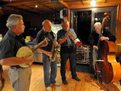 Musiciens jouant sur un bateau