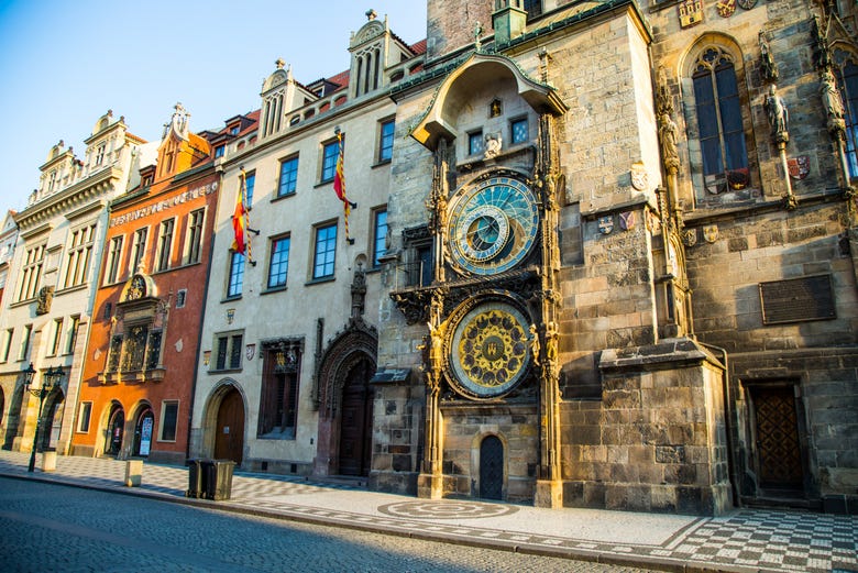 El reloj se encuentra en la torre del antiguo Ayuntamiento